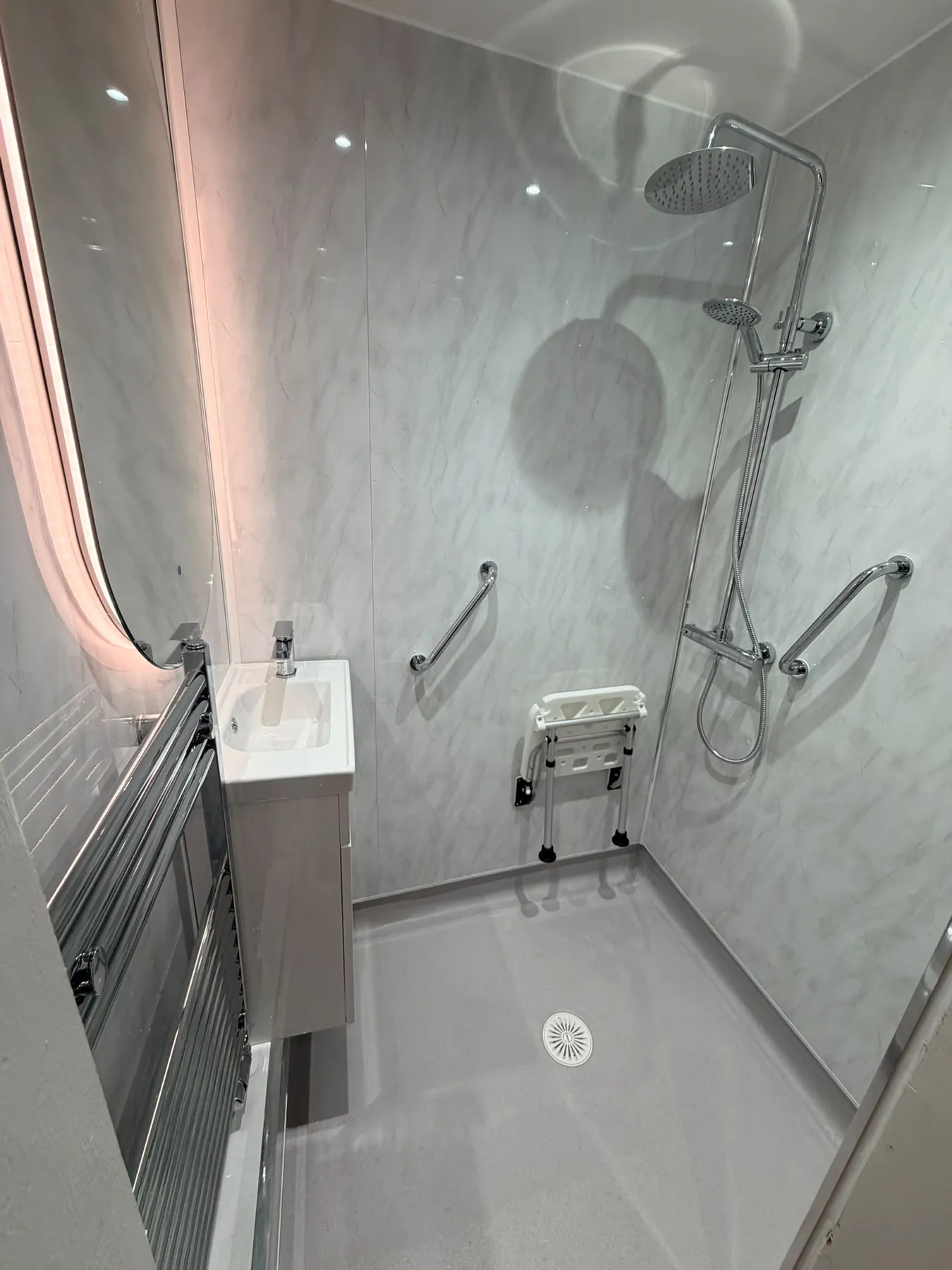 Bathroom with level-access shower
