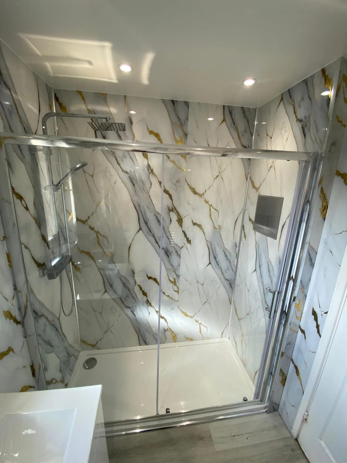 Sliding shower enclosure with a recessed storage niche